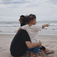 Setelah lahir pada September 2022, Indah dan Arie kompak merahasiakan wajah putra mereka. Banyak netizen yang berhasil dibuat penasaran dan ingin melihat wajah putra Arie dan Indah. Foto: Instagram/@indahpermatas