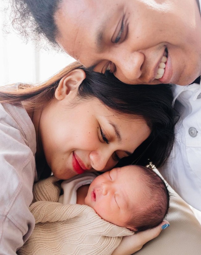 Rasa penasaran netizen pun akhirnya terjawab karena kini Arie dan Indah terlihat sudah mengungkap wajah sang putra ke publik. Bertepatan dengan hari ulang tahunnya, Indah mengunggah beberapa foto putra semata wayangnya itu ke publik. Foto: Instagram/@indahpermatas