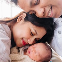 Rasa penasaran netizen pun akhirnya terjawab karena kini Arie dan Indah terlihat sudah mengungkap wajah sang putra ke publik. Bertepatan dengan hari ulang tahunnya, Indah mengunggah beberapa foto putra semata wayangnya itu ke publik. Foto: Instagram/@indahpermatas