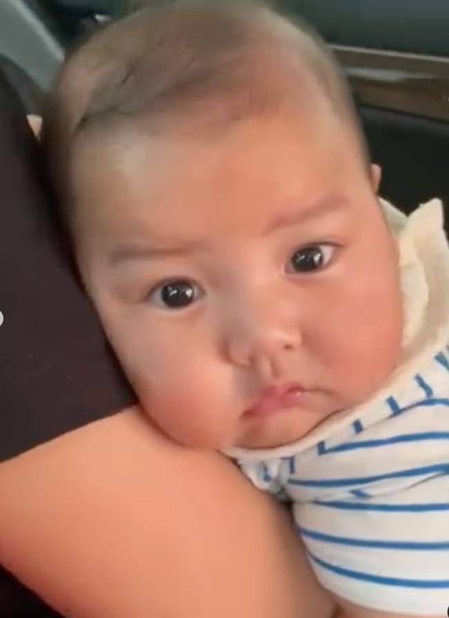 Selama ini Arie dan Indah terlihat hanya memamerkan foto bersama sang anak tanpa memperlihatkan wajahnya. Dari foto-foto tersebut memang sudah terlihat jika putra kecil Arie dan Indah itu memiliki tubuh gempal yang menggemaskan. Foto: Instagram/@indahpermatas