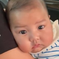 Selama ini Arie dan Indah terlihat hanya memamerkan foto bersama sang anak tanpa memperlihatkan wajahnya. Dari foto-foto tersebut memang sudah terlihat jika putra kecil Arie dan Indah itu memiliki tubuh gempal yang menggemaskan. Foto: Instagram/@indahpermatas