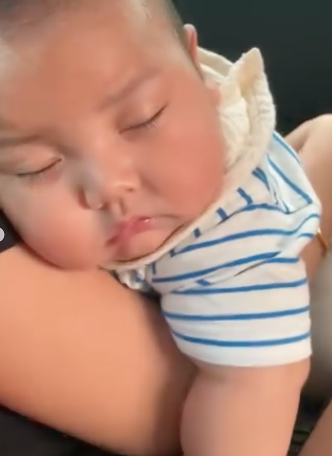 Melihat wajah baby Naka yang kini sudah tak ditutupi, tak sedikit netizen yang memuji, menyebut anak Indah dan Arie itu terlihat lucu dan ganteng. Foto: Instagram/@indahpermatas