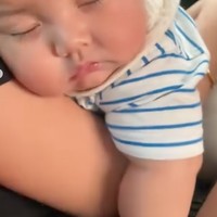 Melihat wajah baby Naka yang kini sudah tak ditutupi, tak sedikit netizen yang memuji, menyebut anak Indah dan Arie itu terlihat lucu dan ganteng. Foto: Instagram/@indahpermatas
