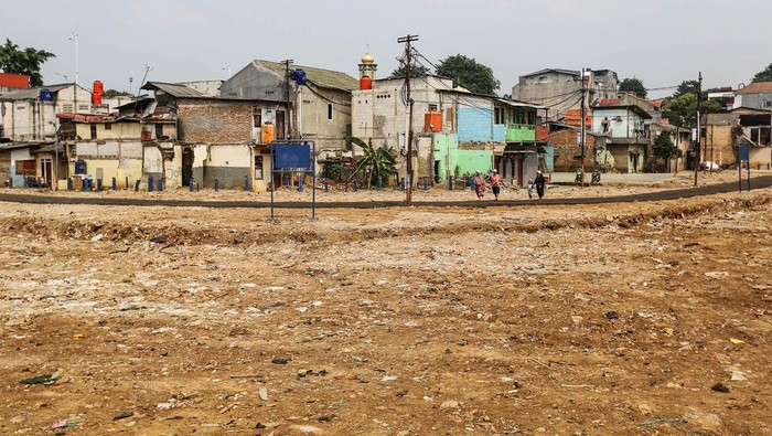 Warga berjalan di kawasan lahan yang terkena proyek pelebaran kali Ciliwung di Rawajati, Jakarta, Jumat (17/5/2024). Dinas Sumber Daya Air (SDA) DKI Jakarta mulai mengerjakan proyek pelebaran kali Ciliwung di kawasan Rawajati guna mengatasi bencana banjir yang sering terjadi di kawasan tersebut. ANTARA FOTO/Asprilla Dwi Adha/nym.