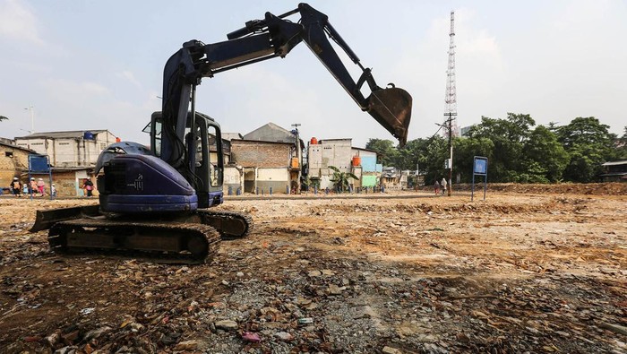 Warga berjalan di kawasan lahan yang terkena proyek pelebaran kali Ciliwung di Rawajati, Jakarta, Jumat (17/5/2024). Dinas Sumber Daya Air (SDA) DKI Jakarta mulai mengerjakan proyek pelebaran kali Ciliwung di kawasan Rawajati guna mengatasi bencana banjir yang sering terjadi di kawasan tersebut. ANTARA FOTO/Asprilla Dwi Adha/nym.