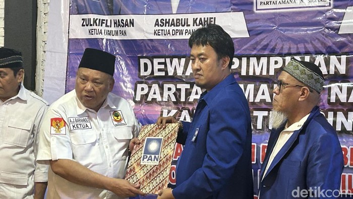 Wakil Ketua DPRD Pinrang Jaya Baramuli mengembalikan formulir penjaringan calon bupati di PAN.