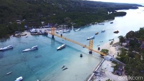 Nusa Ceningan - Lembongan yang dihubungkan dengan jembatan kuning, rencananya akan ditambah jembatan baru untuk kendaraan. (Foto : Putu Krista/detikBali).