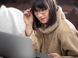 Lensa Bluecromic: 5 Fungsi Utama dan Bedanya dengan Photochromic