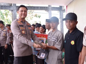 Polisi Bantu Petani Lamongan 100 Rubuha untuk Basmi Hama Tikus