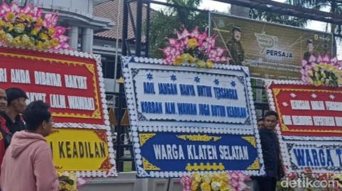 Karangan bunga dari warga Trunuh, Kecamatan Klaten Selatan di kejaksaan.