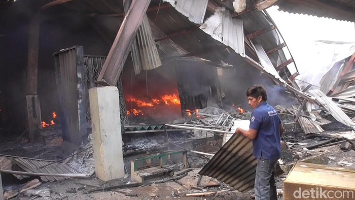 Kebakaran Melanda Pasar Karangkobar Banjarnegara, Satu Petugas Damkar Alami Luka Parah