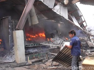5 Fakta Kebakaran Pasar Karangkobar Banjarnegara, 1 Petugas Damkar Luka