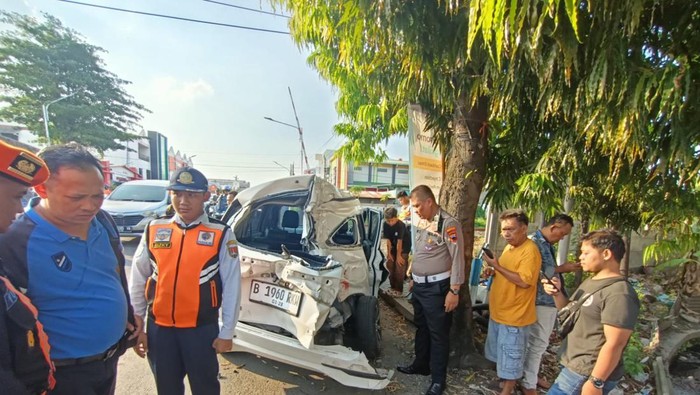 Penampakan mobil Toyota Avanza usai tertabrak KA Sembrani di perlintasan Jalan Anjasmoro, Semarang, Jumat (17/5/2024).