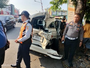 Detik-detik Avanza Tertabrak Kereta di Semarang gegara Palang KA Tak Ditutup