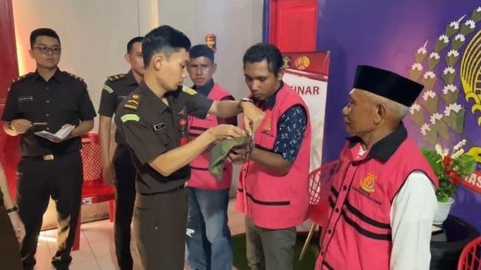 Ketiga tersangka dugaan korupsi dana desa di Maluku Tengah (Malteng) saat tiba di Rutan Kelas IIB Masohi.