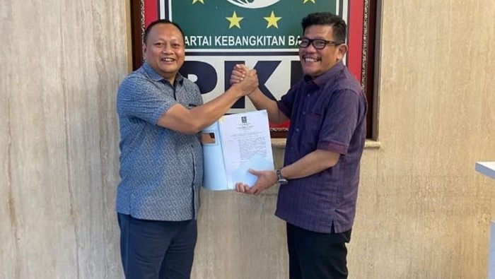 Ketua DPD NasDem Selayar Ady Ansar (kiri) saat menerima surat tugas DPP PKB yang diserahkan Ketua DPW PKB Sulsel Azhar Arsyad, di Jakarta, Kamis (16/5/2024).