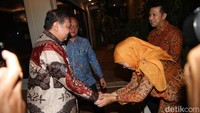 Airlangga Hartarto menyambut dan menjabat tangan Khofifah Indar Parawansa. 