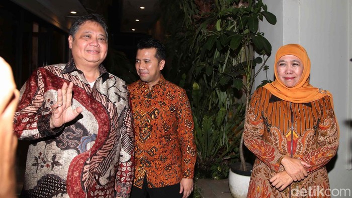 Khofifah-Emil Dardak Bertemu Airlangga Bahas Pilgub Jatim 2024 Khofifah Indar Parawansa dan Emil Dardak bertemu Ketum Golkar Airlangga Hartarto. Pertemuan itu terkait Pilgub Jatim 2024.