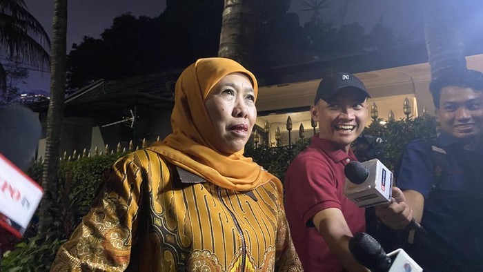 Khofifah-Emil Tiba di Kediaman Airlangga (Firda-detikcom)