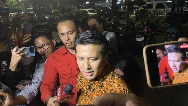 Khofifah-Emil Tiba di Kediaman Airlangga (Firda-detikcom)
