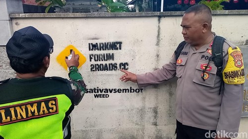 Polisi hapus kode jaringan narkoba di sepanjang jalan di Tibubeneng, Kuta Utara, Badung, Jumat (17/5/2024). (dok. Polres Badung)