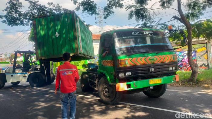 Kontainer jatuh di Kediri
