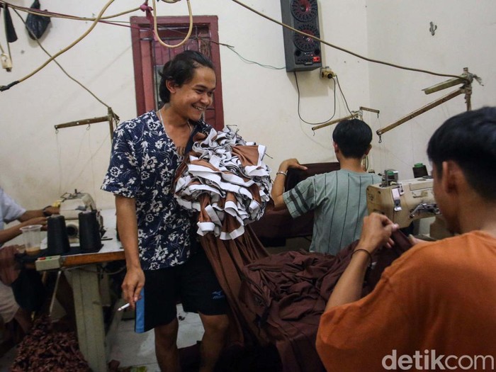 Konveksi Celana Legging di Depok Tembus Omzet Rp 200 Juta Seminggu Celana legging kini tengah diminati masyarakat. Hal itu membuat konveksi di Depok kebanjiran orderan dan omzetnya pun mencapai 200 juta rupiah/minggu.