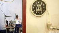 Usaha Yopih cepat melejit akibat membuka toko online sehingga mampu menjangkau pasar di luar daerah seperti Bandung, Malang, Surabaya hingga Lampung. Barang produksinya ini dijual dengan skema partai atau grosiran sehingga Yopih harus memproduksi celana dengan jumlah yang banyak.  