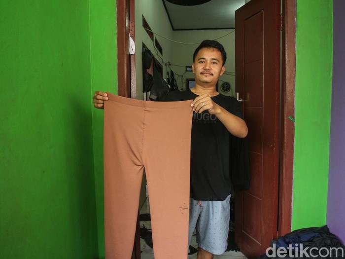 Celana legging kini tengah diminati masyarakat. Hal itu membuat konveksi di Depok kebanjiran orderan dan omzetnya pun mencapai 200 juta rupiah/minggu.