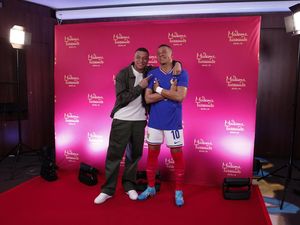 Viral Reaksi Kylian Mbappe Lihat Patung Lilin Dirinya