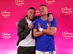 Sedemikian miripnya patung itu dengan yang asli, Mbappe juga berkelakar, (patung) ini malah lebih Kylian dibandingkan diriku. Foto: REUTERS/Gonzalo Fuentes