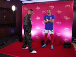 Mbappe juga sempat berkelakar patung lilin itu lebih tinggi dari dirinya. Rupanya karena faktor sepatu bola saja sih. Foto: REUTERS/Gonzalo Fuentes