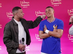 Mbappe asli dipertemukan dengan Mbappe berupa patung lilin. Foto: REUTERS/Gonzalo Fuentes