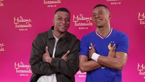 Momen Mbappe Jumpa Kembaran yang Lebih Tinggi
