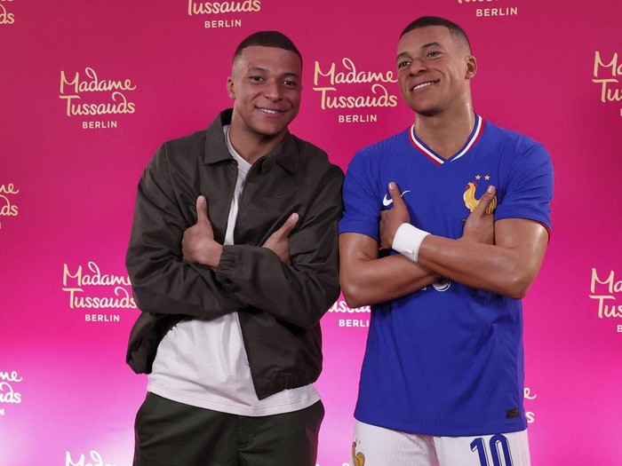 Soccer Football - Kylian Mbappe Wax Statue Unveiling - Molitor Hotel, Paris, France - May 16, 2024 France's Kylian Mbappe poses with his new wax statue REUTERS/Gonzalo Fuentes