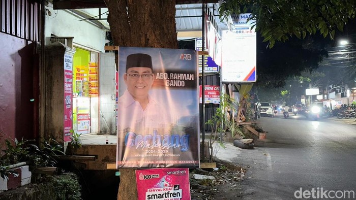 APK salah satu figur yang hendak maju Pilwalkot Makassar  yang dipasang dengan cara dipaku di pohon di Jalan Meranti Makassar.