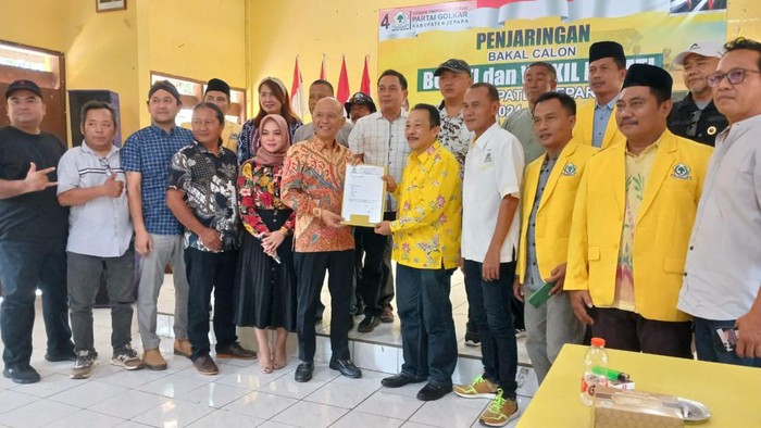 Mantan Bupati Jepara, Dian Kristiandi saat mengikuti bakal calon Bupati Jepara di DPD Golkar Jepara, Jumat (17/5/2024).