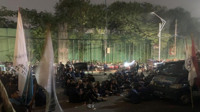 Massa aksi dari kelompok mahasiswa Universitas Trisakti berkumpul di belakang gedung DPR RI