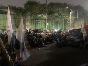 Massa Mahasiswa Demo di Belakang DPR Masih Bertahan, Lalin Ramai Lancar