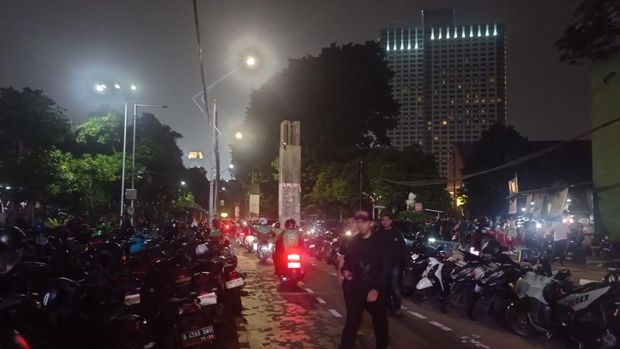 Massa aksi dari kelompok mahasiswa Universitas Trisakti berkumpul di belakang gedung DPR RI