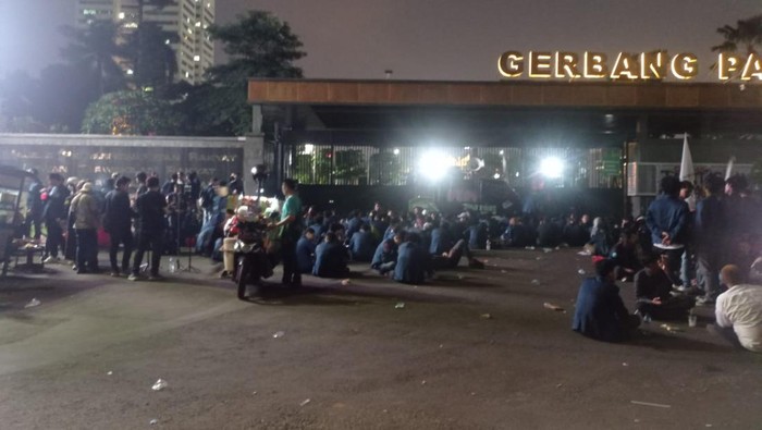 Massa demo di belakang gedung DPR