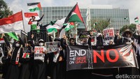 Mereka mengecam kolonialisme zionis dan agresi militer di Palestina.  