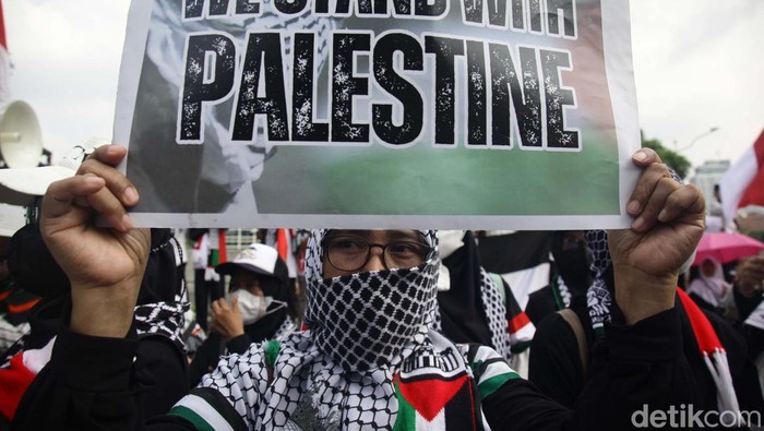 Massa Aqsa Working Group (AWG) berdemo di Kedubes AS di Jakarta. Aksi itu untuk memperingati 76 tahun hari nakba, hari malapetaka bagi warga Palestina.