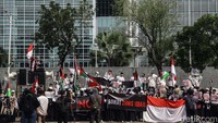 Massa yang tergabung dalam Aqsa Working Group (AWG) berunjuk rasa di depan Kedutaan Besar Amerika Serikat, Jl Medan Merdeka Selatan, Jakarta, Jumat (17/5/2024).   
