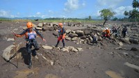 Sebanyak 500 personel petugas tim SAR gabungan yang terbagi dalam lima sektor melakukan pencarian terhadap 13 korban banjir bandang lahar dingin Marapi yang belum ditemukan pada hari ketujuh.