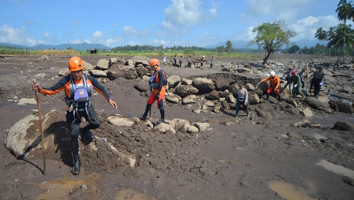 Tim SAR gabungan melakukan pencarian korban banjir bandang di Kecamatan Rambatan, Tanah Datar, Sumatera Barat, Jumat (17/5/2024). Sebanyak 500 personel petugas tim SAR gabungan yang terbagi dalam lima sektor melakukan pencarian terhadap 13 korban banjir bandang lahar dingin Marapi yang belum ditemukan pada hari ketujuh dengan menyisiri sungai. ANTARA FOTO/Iggoy el Fitra/nym.