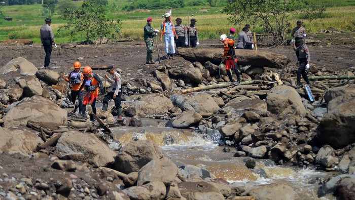 Tim SAR gabungan melakukan pencarian korban banjir bandang di Kecamatan Rambatan, Tanah Datar, Sumatera Barat, Jumat (17/5/2024). Sebanyak 500 personel petugas tim SAR gabungan yang terbagi dalam lima sektor melakukan pencarian terhadap 13 korban banjir bandang lahar dingin Marapi yang belum ditemukan pada hari ketujuh dengan menyisiri sungai. ANTARA FOTO/Iggoy el Fitra/nym.