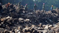 Tim SAR gabungan melakukan pencarian korban banjir bandang di Kecamatan Rambatan, Tanah Datar, Sumatera Barat, Jumat (17/5/2024).   