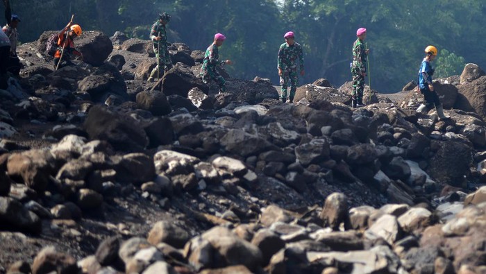 Masuk Hari Ke-7 Pascabanjir Lembah Anai, 13 Korban Masih Hilang Tim SAR gabungan melakukan pencarian korban banjir bandang di Kecamatan Rambatan, Tanah Datar, Sumatera Barat, Jumat (17/5/2024). Sebanyak 500 personel petugas tim SAR gabungan yang terbagi dalam lima sektor melakukan pencarian terhadap 13 korban banjir bandang lahar dingin Marapi yang belum ditemukan pada hari ketujuh dengan menyisiri sungai. ANTARA FOTO/Iggoy el Fitra/nym.