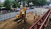 Alat berat terus bekerja membangun overpass di Jalan Stasiun Medan, Medan, Sumatera Utara.